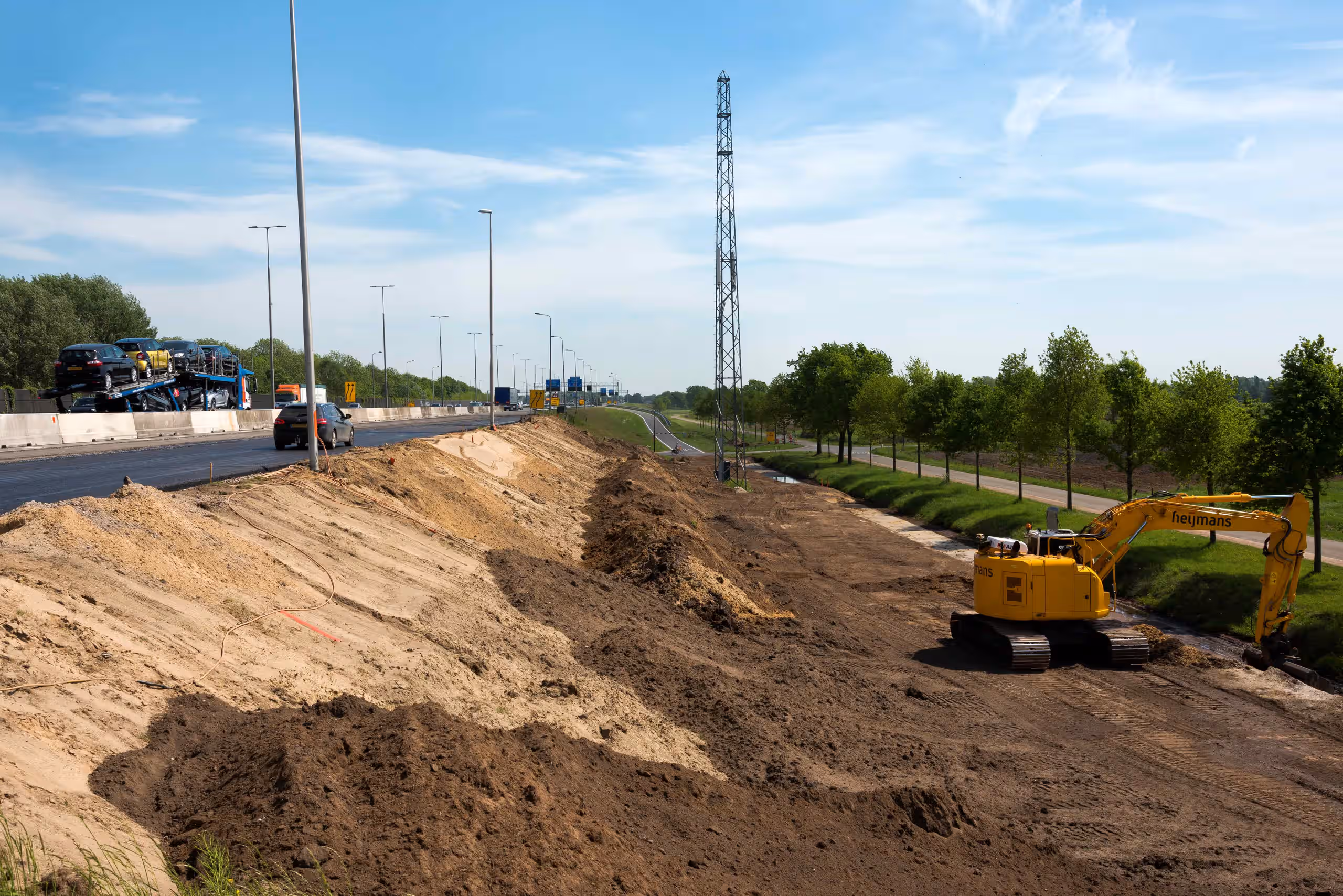 aanleg weefstrook rijksweg A1 met zand en graafmachine