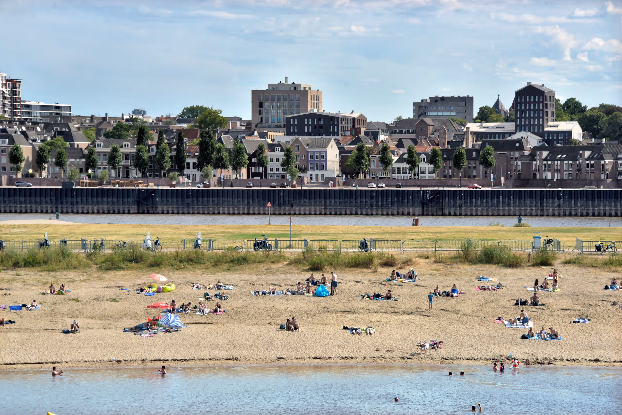 Nijmegen Waal strand met huizen op achtergrond aan de kade