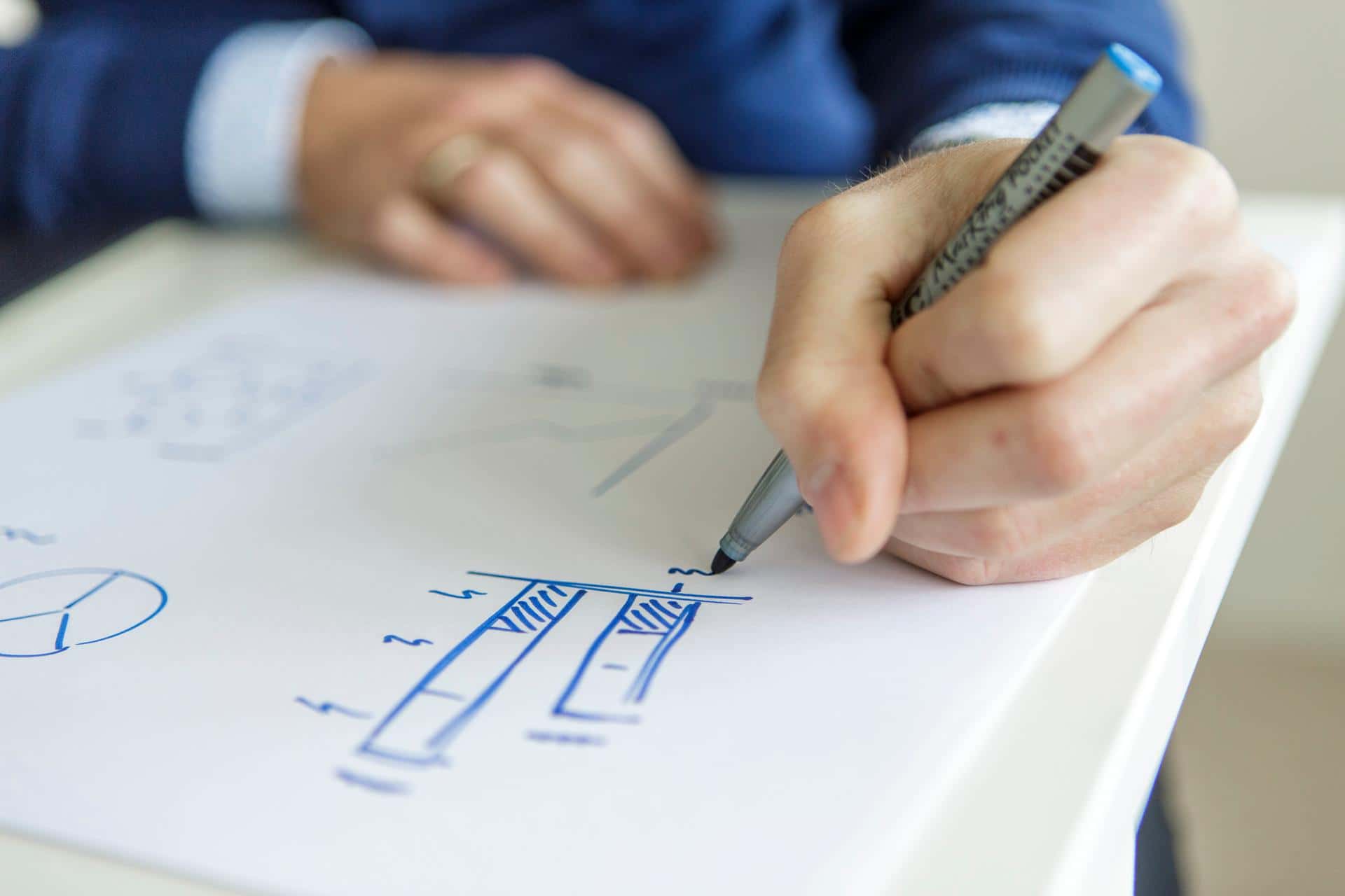 Iemand schrijft met een pen op papier