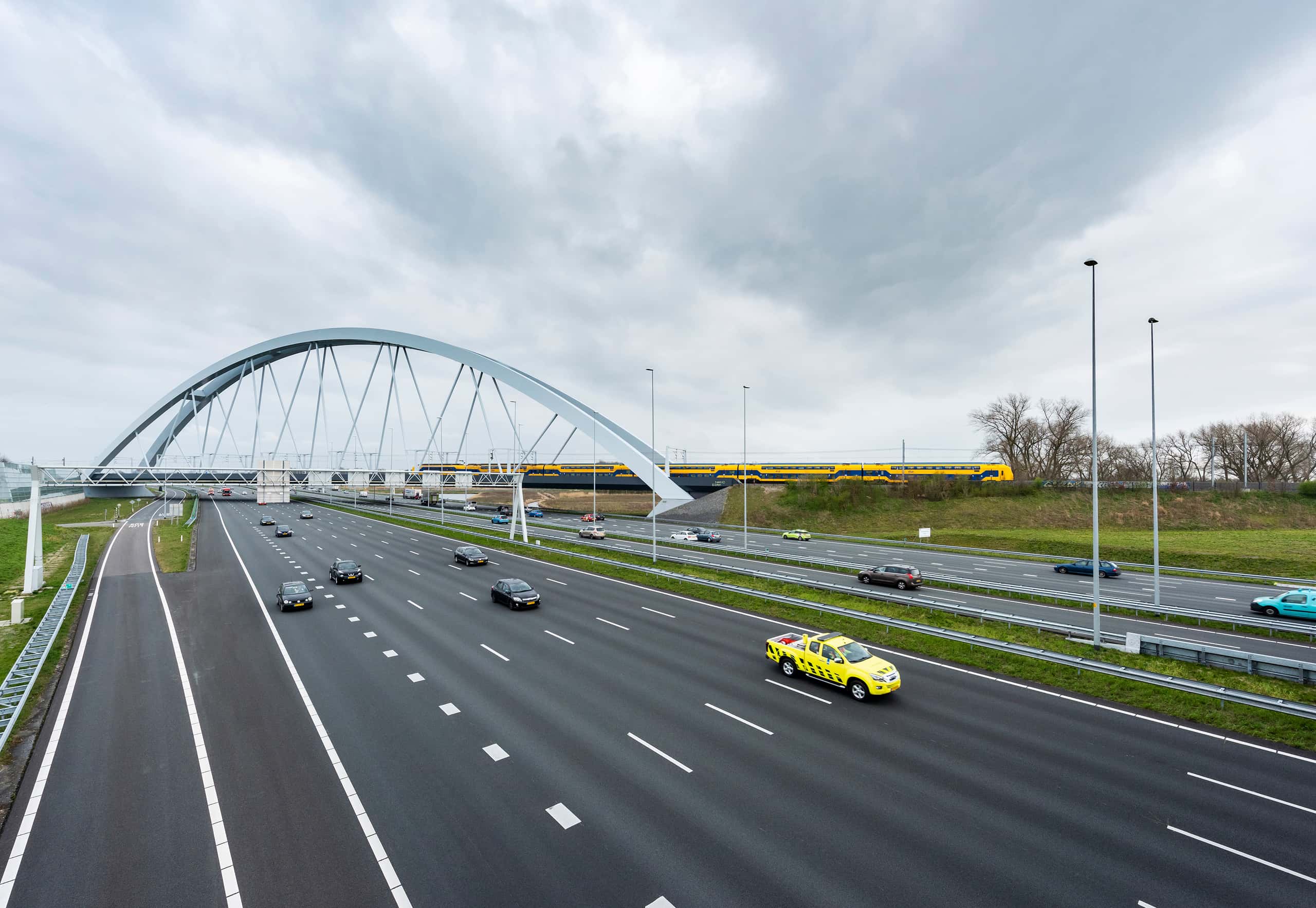 Verkeer op de snelweg en trein over brug