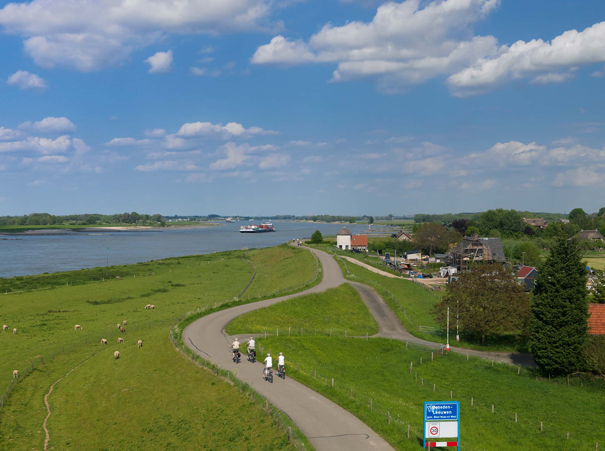 Dijk en woningen langs het water