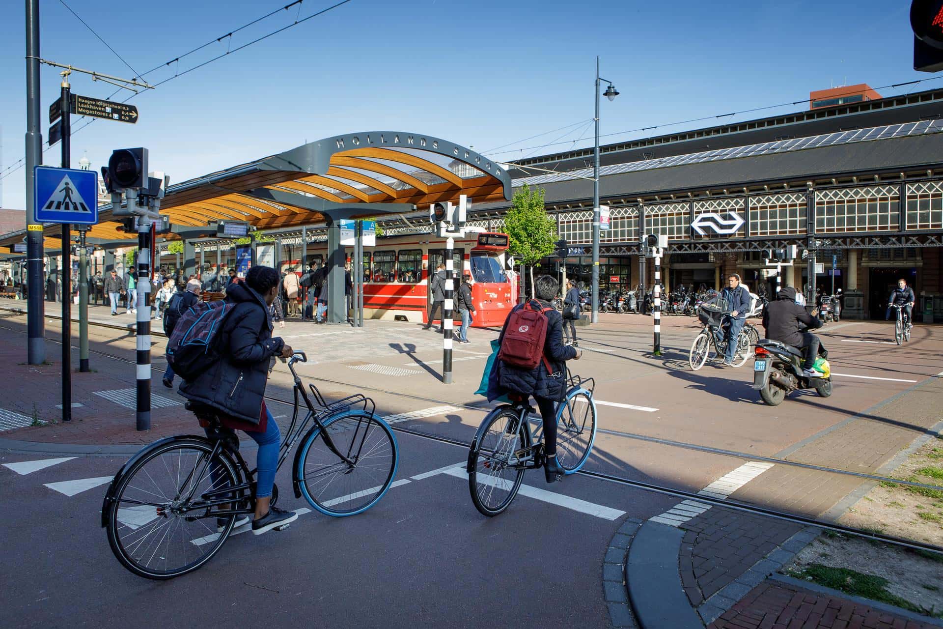 Fietsers bij het station