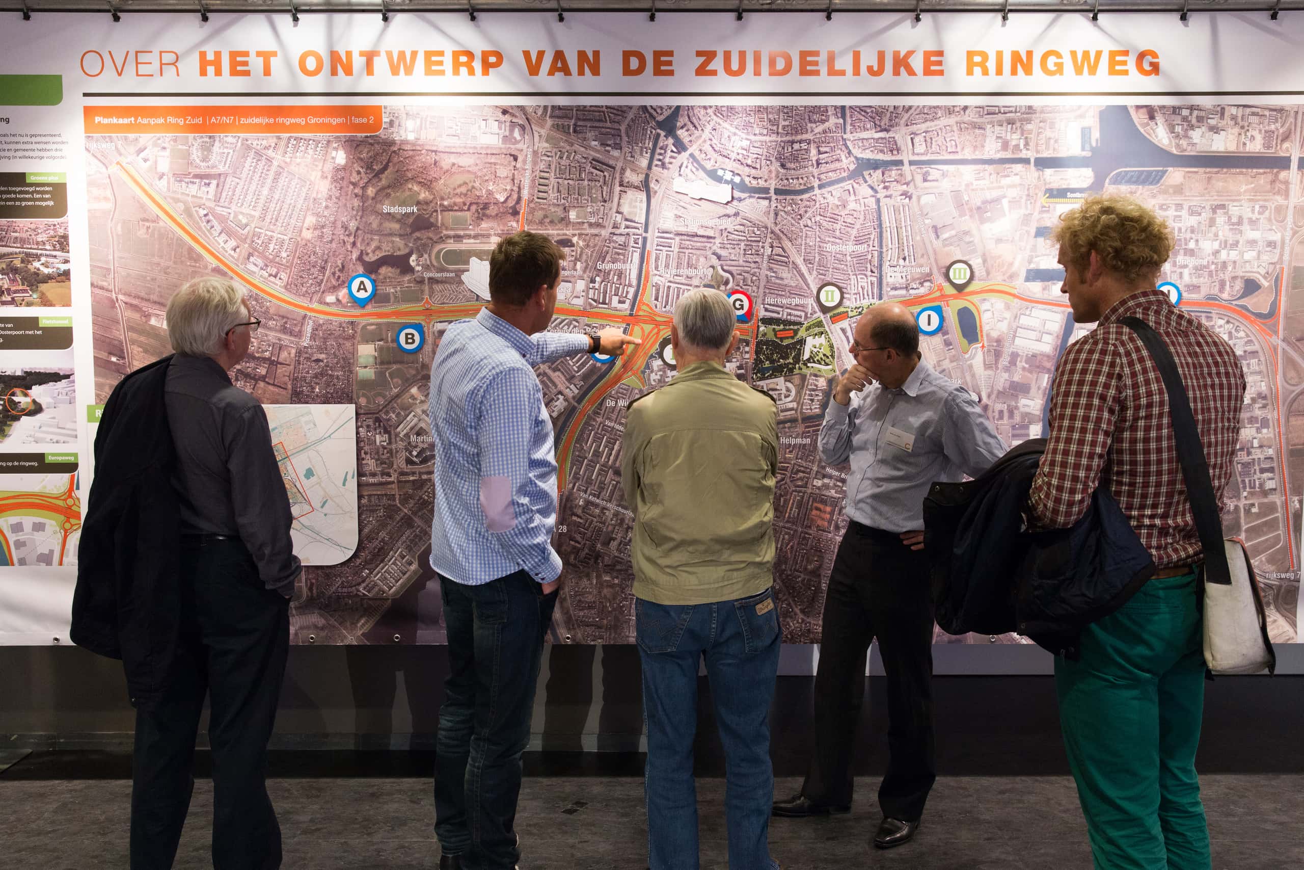 Mensen kijken op een overzichtskaart