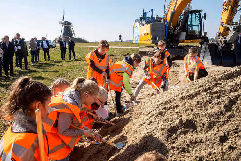 Kinderen graven in het zand met een schep