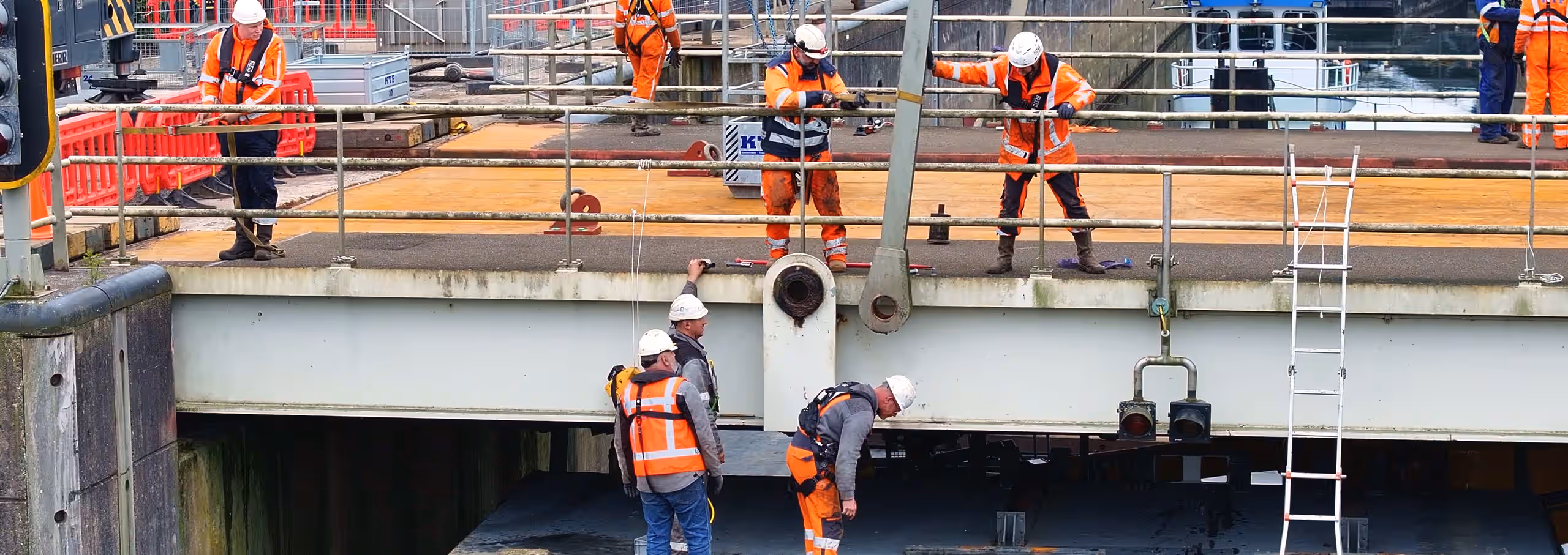 Aan het werk bij de sluis
