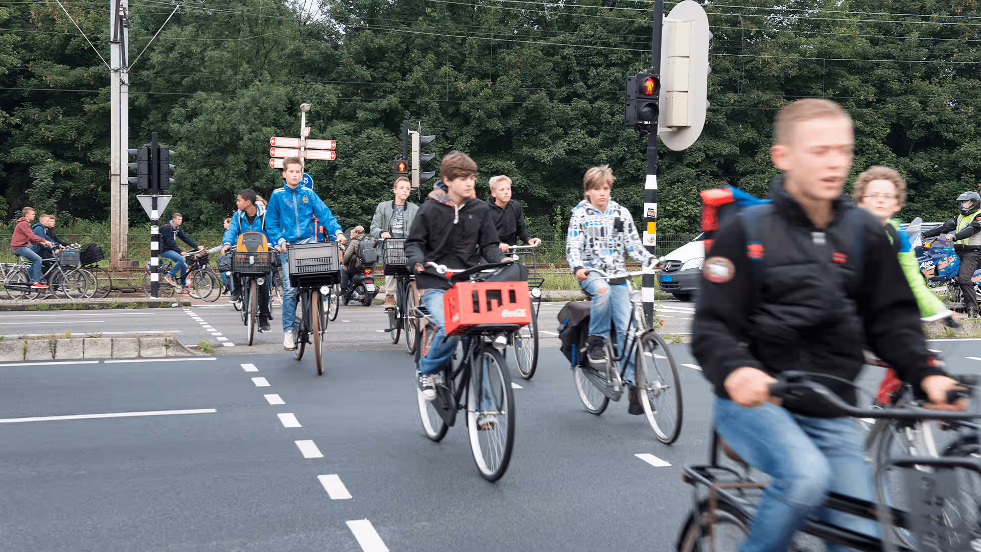 Kinderen op de fiets op weg naar school