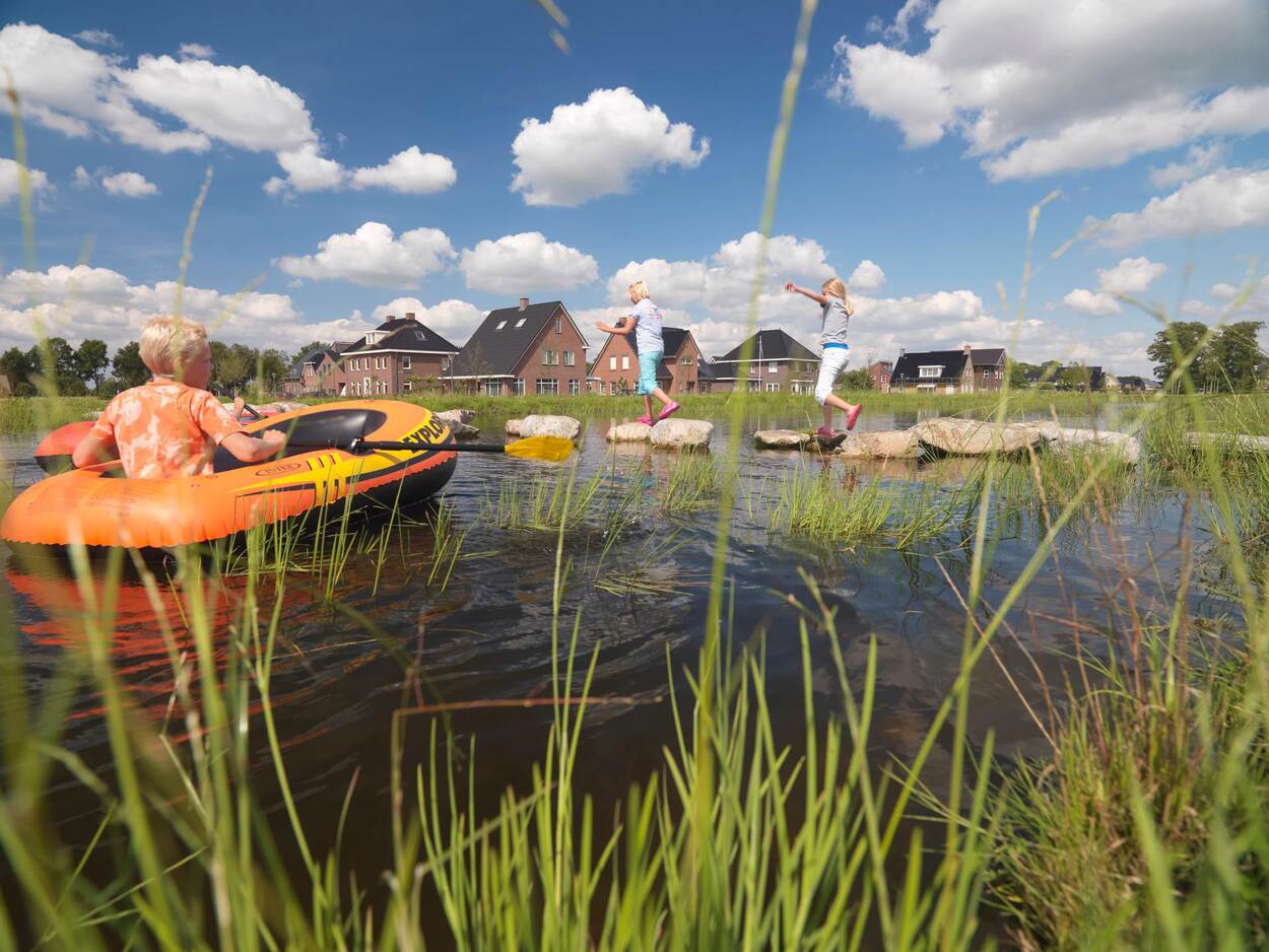 Nieuwbouwwijk Nieuw Oostindië is een woonwijk waar veel ruimte is rond de huizen en waterpartijen.