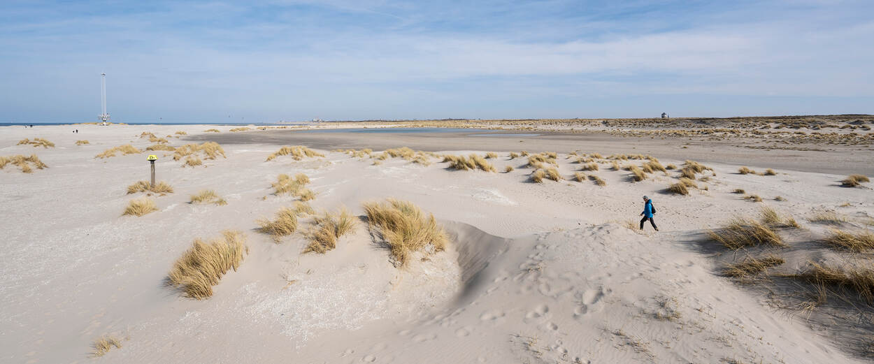 Foto van de Zandmotor voor de kust van Kijkduin.