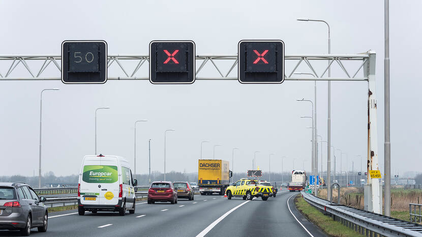 Foto van rode kruisen boven de snelweg