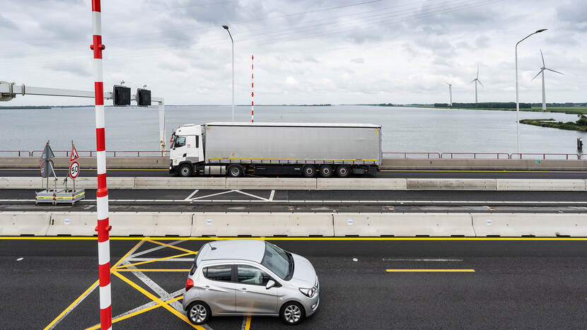 Foto van auto's op de Haringvlietbrug tijdens werkzaamheden