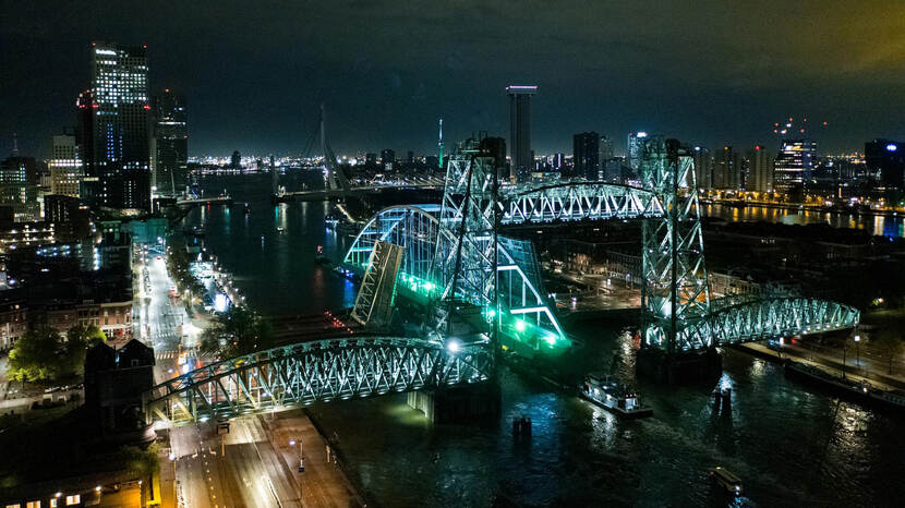 Foto van nachtelijk onderhoud aande  Suurhoffbrug