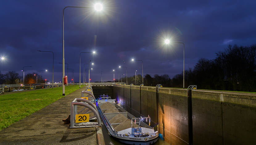 Foto van sluizencomplex Born met slimme ledverlichting.