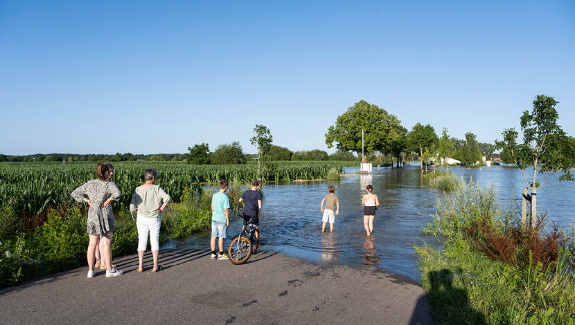 Weg naar de veerdienst Grubbenvorst - Venlo Velden, is gestremd. Het veerhuis ligt ingesloten door het water, mensen uit het dorp gaan 's avonds kijken naar het hoge water in de Maas.