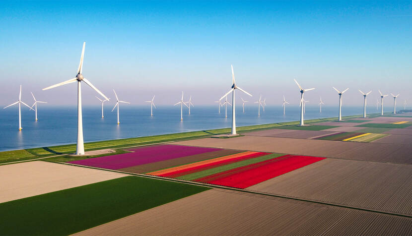 Luchtfoto van windmolens in Noordoostpolder.