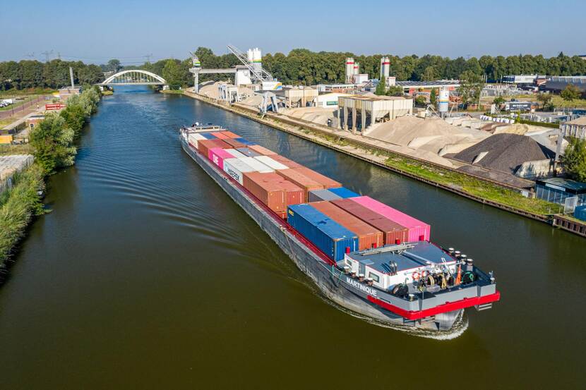 Het project Verruiming Twentekanalen. Op de foto een varend Va-schip in het Twentekanaal bij haven Hengelo