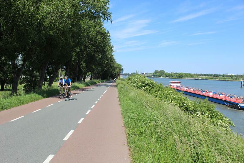 Fietsers op Lekkanaaldijk langs Amsterdam-Rijnkanaal Nieuwegein