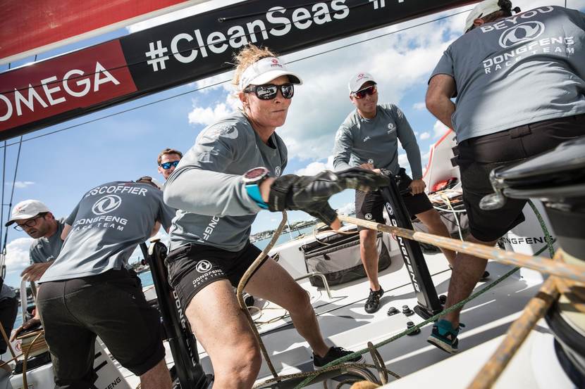 Carolijn Brouwer in actie tijdens de Volvo Ocean Race