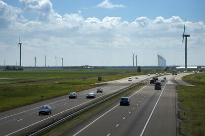 Foto windmolens langs snelweg A27 - foto Rob Poelenjee