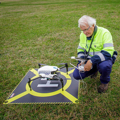 Foto van medewerker Rijkswaterstaat met drone op landingsplaats