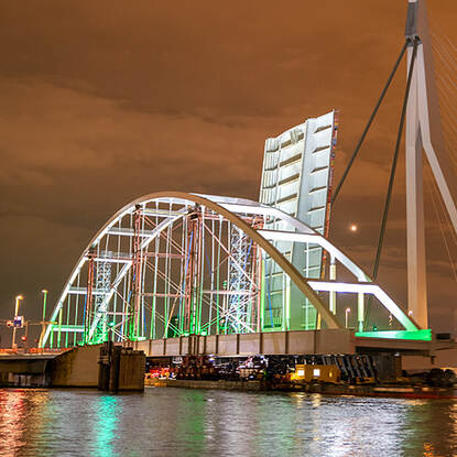 Foto van nachtelijk transport van de tijdelijke boogbrug door Rotterdam