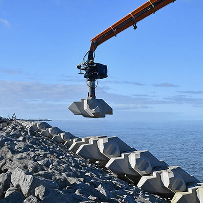 Foto van plaatsing innovatieve betonblokken op de afsluitdijk