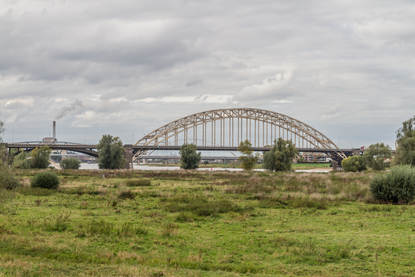 Waalbrug vanuit Ooijpolder